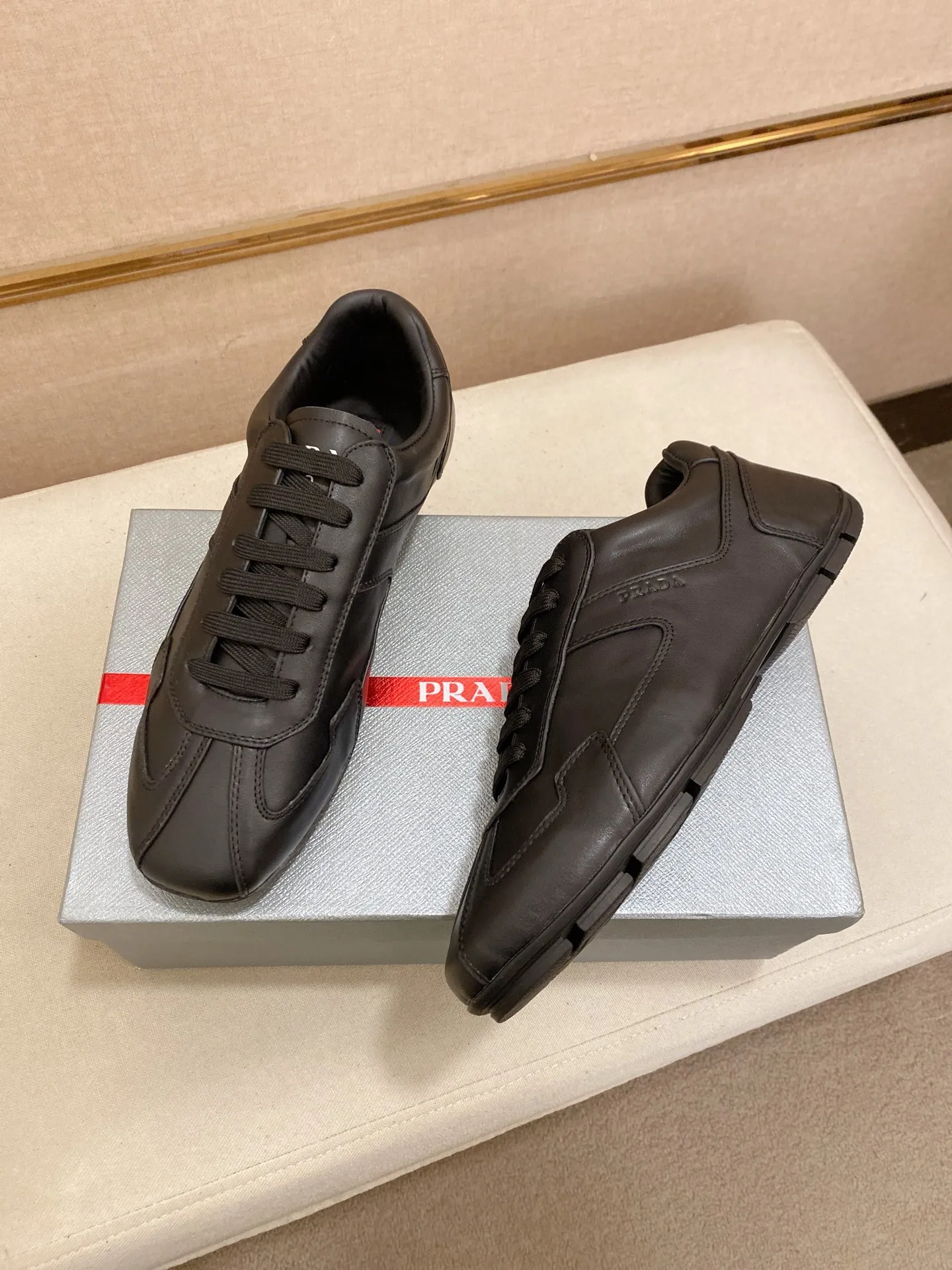 Men's shoes 💰 480💰 ✔️✔️✔️Top high version High-quality new PRADA (Prada) counters are launched at the same time. The new men's shoes and 😘fabrics are purely handmade in Niujing. Lining: Full cowhide lining. 👍🏿High-end☄️Open-molded non-slip rubber outsole, exquisite lines, simple and elegant, comfortable and high-end for leisure travel. Code number: 38-44. Can be customized45